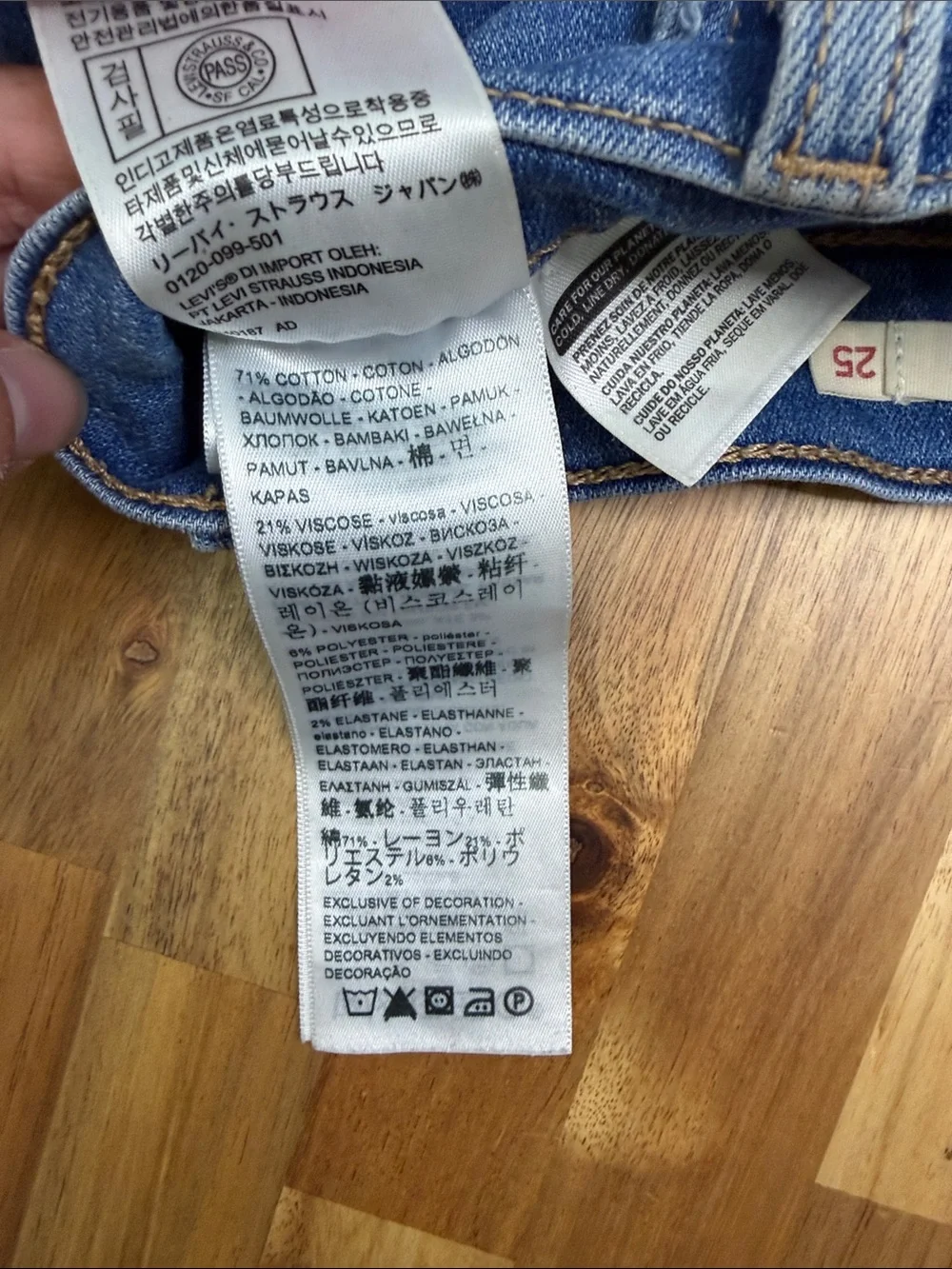 Levi’s High Rise Shorts - Picture 3 of 7